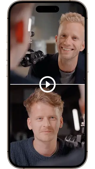Een verticale podcastclip op een telefoon, met afspeelknop in beeld.