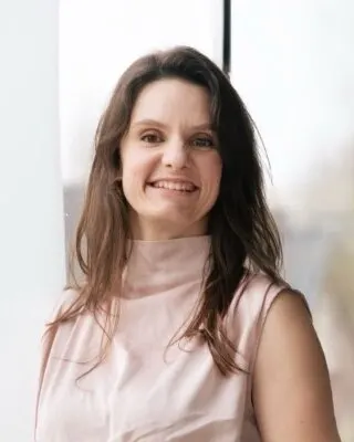 Aimee Raadman, portret bij het raam.