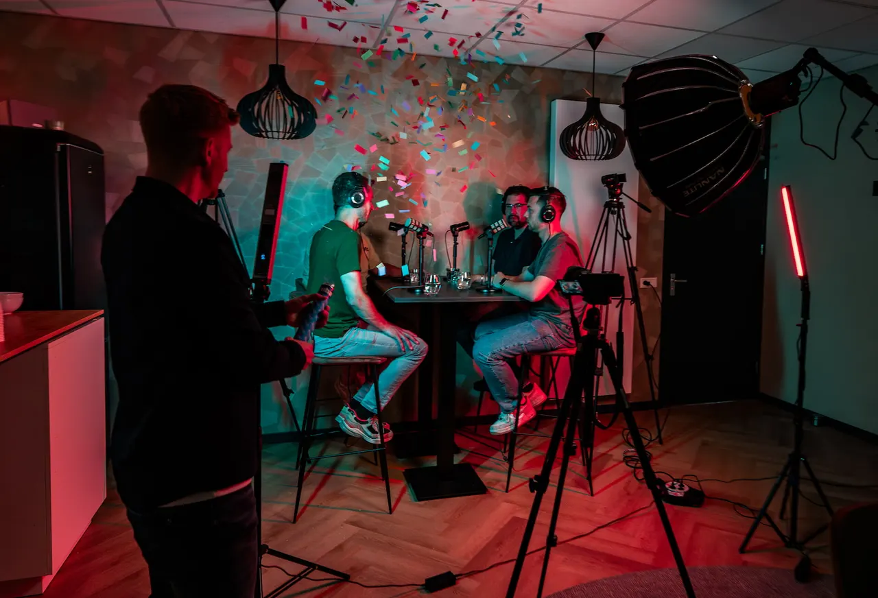 Jesse interviewt een gast aan de opnametafel tijdens een opnamedag.