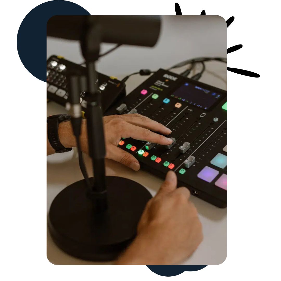 Audiomixer en kabels op de opnametafel.