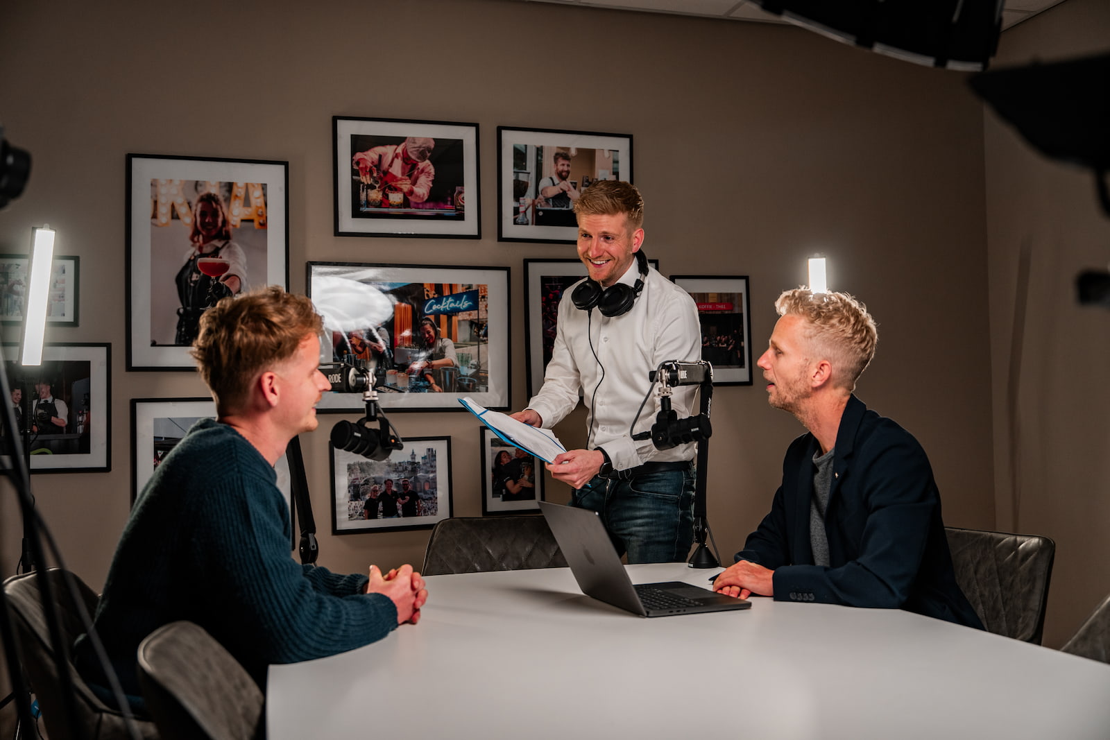 Gesprek aan een witte tafel op locatie bij een opdrachtgever.