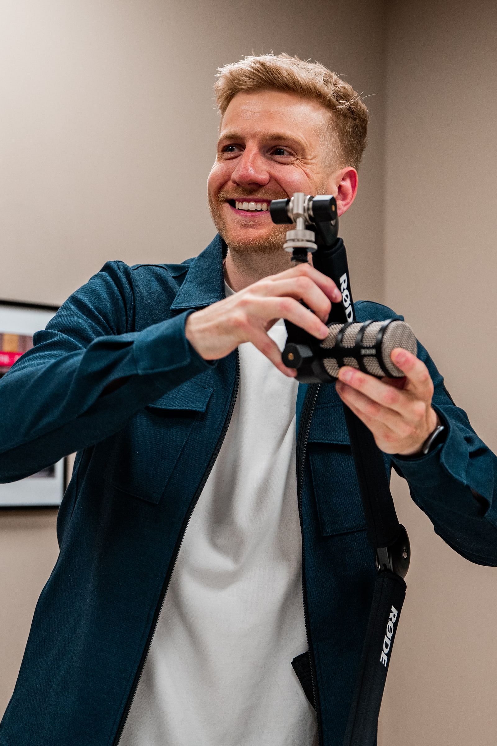 Jesse kijkt in de camera met een RØDE-microfoon in zijn hand.