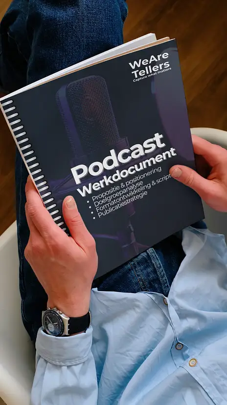 Het Podcast Werkdocument van WeAreTellers, opengeslagen in handen: propositie en positionering, doelgroepanalyse, formatontwikkeling en script, publicatiestrategie.